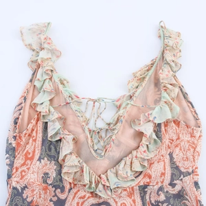 Détail d'une robe bohème à imprimé paisley avec décolleté à volants et laçage frontal