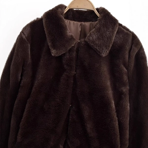 Modische dunkelbraune Kunstpelzjacke mit Reverskragen und weicher Nerzoptik