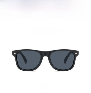 Vue de face des lunettes de soleil noires pour enfants avec protection UV et rivets