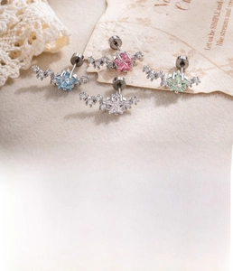 Détails de boucles d'oreilles cartilage en forme d'étoile avec zircons de diverses couleurs