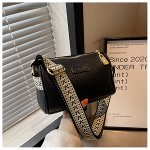 Detail einer schwarzen Leder-Pillows-Tasche mit stylischem, geometrischem Breitgurt