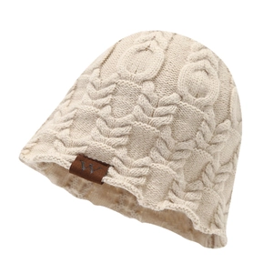 Chic beige cable-knit beanie for women with leather W patch in a vintage winter style