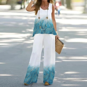 Ensemble d'été pour femmes avec dégradé blanc à bleu et imprimé de feuilles dorées