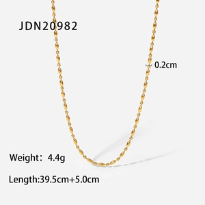 Dettaglio della collana a catena a maglie ovali placcata oro 18K larga 0,2 cm
