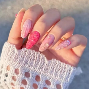 Uñas postizas 3D rosa con texturas de fresa y patrones de concha en relieve