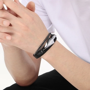 Bracciale multistrato punk da uomo in pelle con ciondolo a freccia e catena a sfere