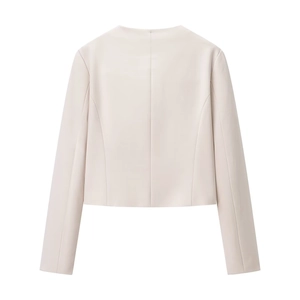 Vista dettagliata del retro e delle cuciture sartoriali del blazer corto beige