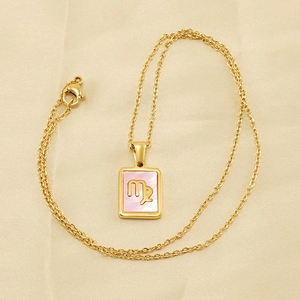 Collana in acciaio dorato con pendente quadrato rosa segno zodiacale Vergine