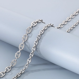 Bracciale in acciaio inossidabile lucido con maglie a naso di maiale su rotolo blu