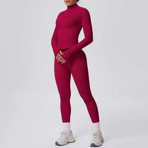 Dettaglio della giacca sportiva con collo alto e leggings yoga a costine rosso scuro
