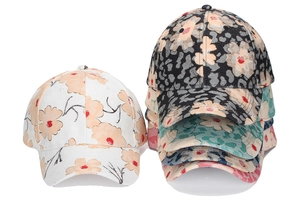 Détail de casquettes de baseball à motifs floraux et léopard montrant divers choix de couleurs