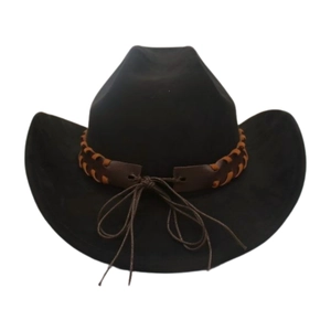 Détail d'un chapeau de cowboy bleu marine avec bande en cuir tressé marron sur fond blanc