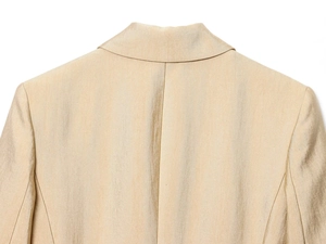Detail van de champagne blazer revers en schouder met fijn getextureerde satijnstof