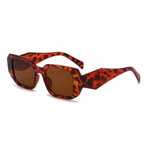 Retro-Sonnenbrille mit quadratischem Rahmen in Schildpatt-Optik und braunen Gläsern
