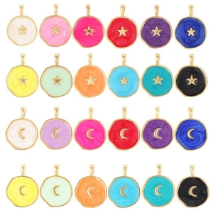 Dettaglio di 12 colori di ciondoli a stella e luna in smalto e rame per gioielleria