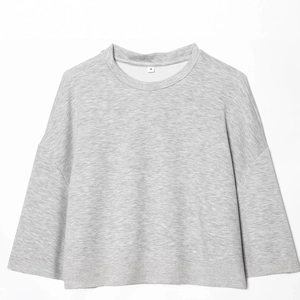 Modisches graues Langarm-Sweatshirt mit Rundhalsausschnitt in sauberer Flat-Lay-Ansicht