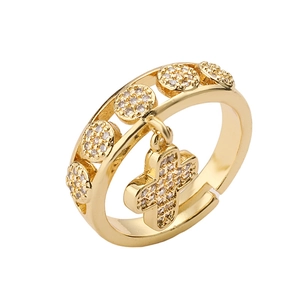 Anello regolabile in oro con ciondolo a croce e zirconi su sfondo bianco