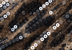 Gros plan sur le tissu imprimé léopard marron avec paillettes brillantes transparentes