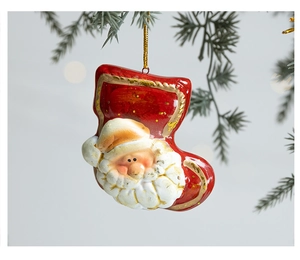 Dettaglio di calza natalizia con Babbo Natale appesa a un ramo di albero di Natale