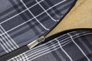 Detail der karierten Baumwolljacke mit warmem Sherpa-Futter und OZZL-Metallreißverschluss