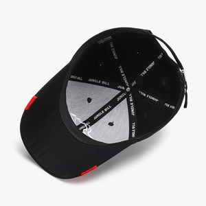 Casquette de baseball noire structurée avec bord rouge et boucle réglable