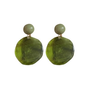 Retro resin round drop earrings in emerald green with marble texture and silver needles