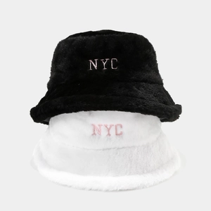 Bobs en peluche noir et blanc avec broderie NYC pour un style urbain chaud en hiver