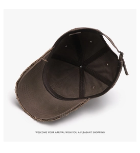 Détails de l'intérieur d'une casquette de baseball vintage avec coutures renforcées et boucle