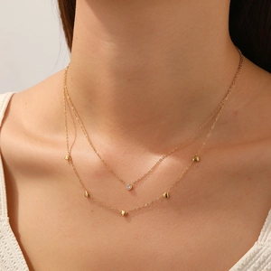 Elegante goldene zweischichtige Herzkette mit glänzenden Zirkonia-Anhängern für Damen