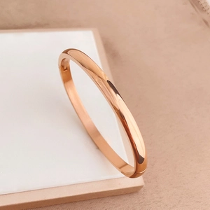 Dettaglio ravvicinato del bracciale in acciaio inossidabile oro rosa con finitura a specchio
