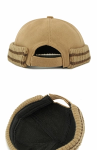 Detailansicht der Khaki-Miki-Mütze mit verstellbarem Gurt und braun gestreiftem Stricksaum