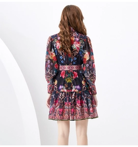 Vue arrière détaillée d'une mini robe vintage à fleurs avec manches lanternes et taille bouffante