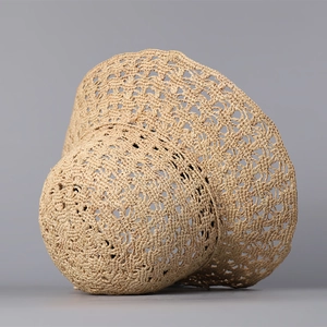 Vue détaillée d'un chapeau de paille crocheté à bords ondulés en beige naturel