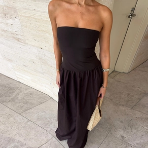 Elegantes schwarzes trägerloses Maxikleid mit engem Oberteil und fließendem Rockteil