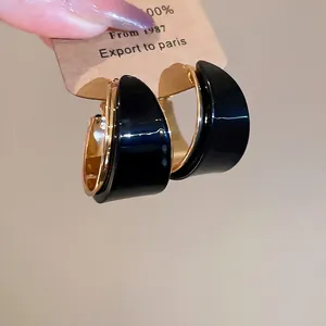 Boucles d'oreilles créoles géométriques plaquées or 18K avec résine noire pour femme