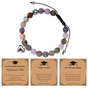 Détail de bracelets de graduation en cristal avec pendentifs cœur et cartes de vœux