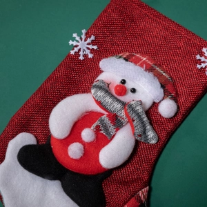 Chaussette de Noël en tricot rouge avec bonhomme de neige 3D et flocons sur fond vert