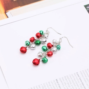 Boucles d'oreilles de Noël avec mini cloches rouges, vertes et argentées en franges