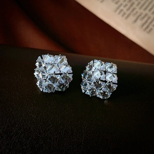Elegante geometrische Zirkon-Ohrstecker mit funkelnder silberner Metallbasis