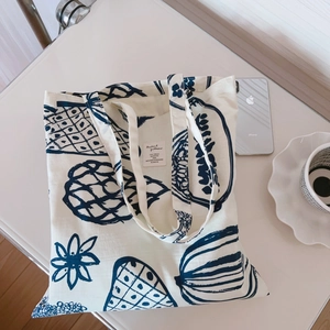 Sac cabas en toile blanc cassé avec imprimés fruits bleus et étiquette tissée