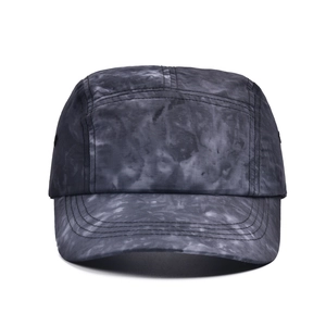Détail de la casquette camper tie-dye avec œillets métalliques et coutures renforcées gris