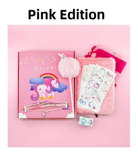 Detalle del set de papelería de unicornio rosa con cuaderno de felpa y pegatinas decorativas
