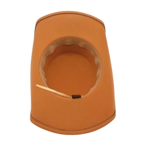 Détail de l'intérieur d'un chapeau en feutre de laine caramel et bandeau de confort