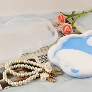 Dettaglio dello stampo in silicone a nuvola per resina con vassoio e perle decorative
