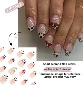 Faux ongles amande courts avec motif léopard français et détails cerises rouges