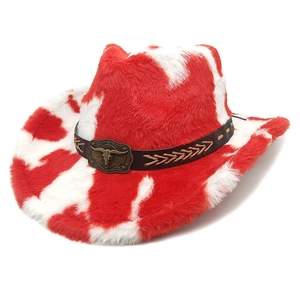Dettaglio di cappello da cowboy con stampa mucca e fibbia a testa di toro in bronzo