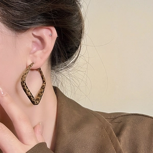 Chic leopard print geometric diamond-shaped hoop earrings for women in autumn style