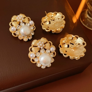 Detailansicht von Vintage Goldblumen Ohrringen mit Perlen und funkelnden Strasssteinen
