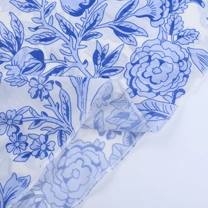 Détail de la texture du tissu en maille fleurie bleue avec une haute respirabilité fine