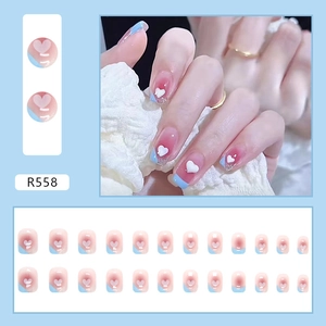 Detail van roze en blauwe French press-on nagels met 3D-hartjes en overzicht van de 24-delige set